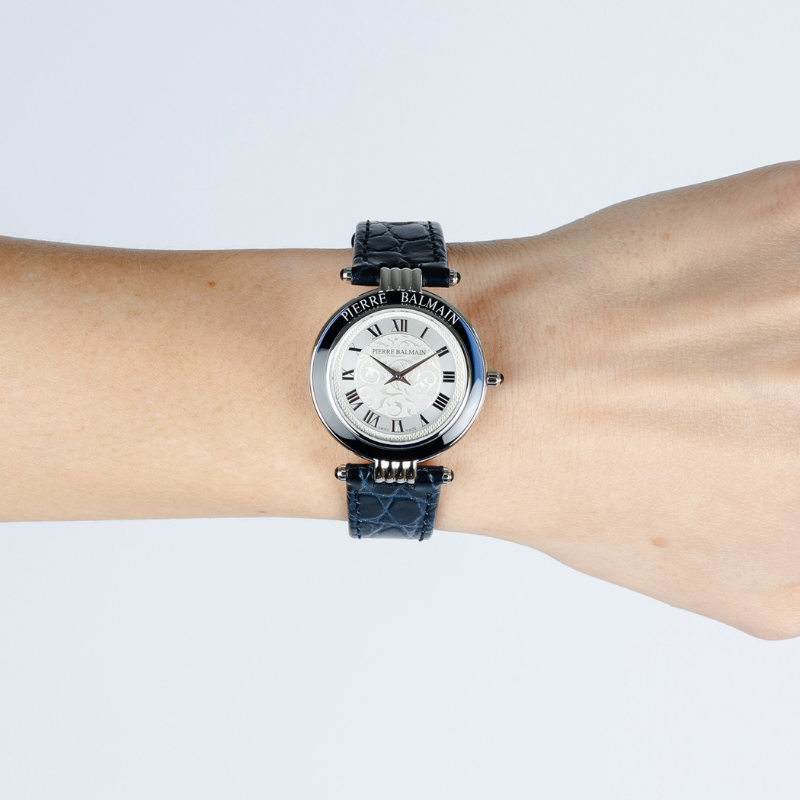 La montre Balmain B81312512 de la collection Haute Élégance est un bijou horloger sophistiqué, conçu par la maison de couture Balmain. Cette montre suisse "Swiss Made" allie élégance et précision, et s'inspire de la robe Balmain "Antonia". Voici les caractéristiques de cette montre :